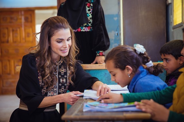 Queen Rania visits Al Koum Al Ahmar in Al Mafraq and meets with local residents